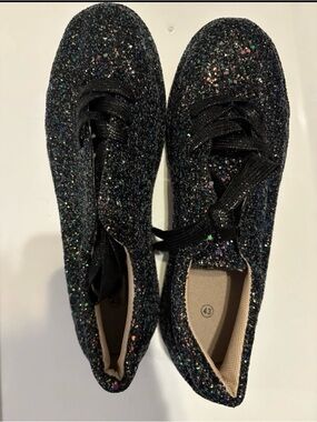 463- New without box Glitter Lace-Up Women’s Sneakers - size 10